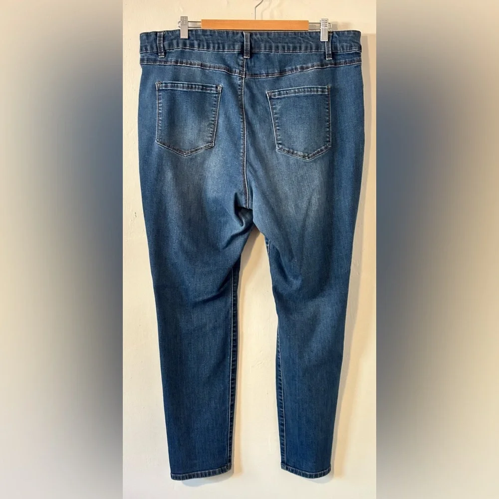 🌸 d. jeans Women’s Size 22W Straight Leg with Stretch Denim in a Medium Wash